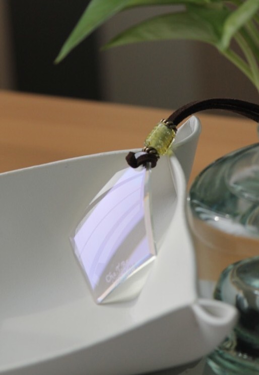 ドロップルーペ　ステンドオレンジ　～さりげなくお洒落に～　ペンダント・ルーペ・拡大鏡・老眼鏡・眼鏡・鯖江