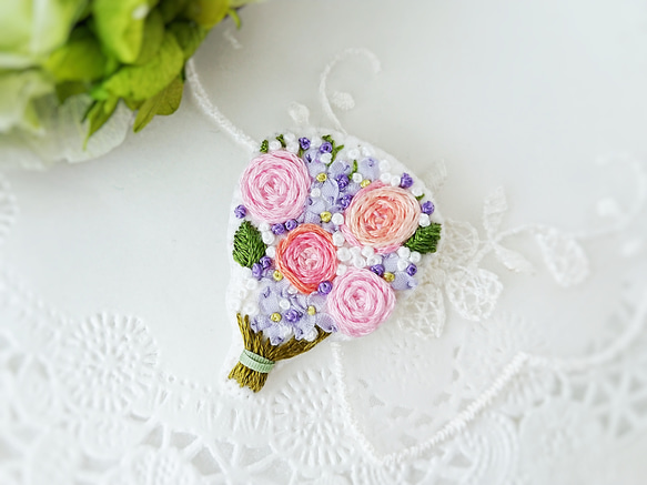 刺繍ブローチ『ピンクローズの花束＊白』 1枚目の画像