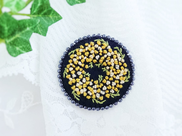 刺繍ブローチ『ミモザ＊濃紺』 1枚目の画像