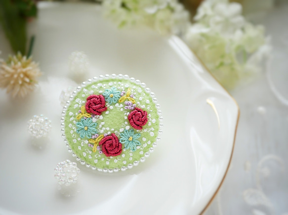 刺繍のブローチ＊バラのリース＊ライトグリーン 1枚目の画像