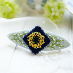 刺繍のバレッタ(大)＊ネイビーとブルーグレー 1枚目の画像