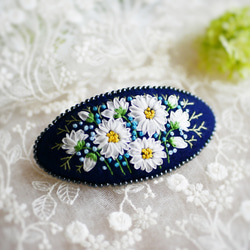 刺繍のバレッタ＊紺＊マーガレット 1枚目の画像