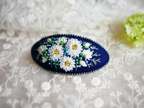 刺繍のバレッタ＊紺＊マーガレット 2枚目の画像