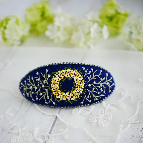 刺繍のバレッタ＊濃紺＊ミモザのリース 2枚目の画像