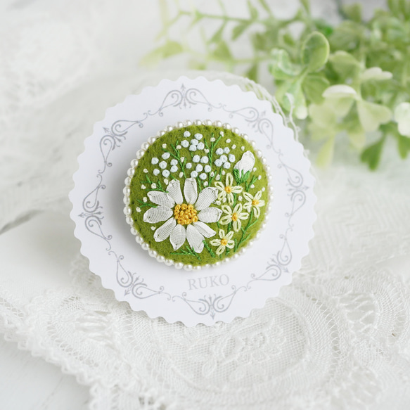 刺繍のブローチ＊グリーンのガーデン 1枚目の画像