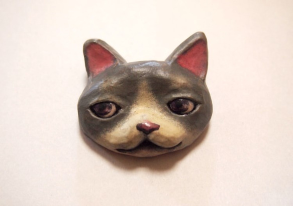 彫刻ブローチ（猫顔2） 1枚目の画像