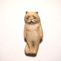 彫刻ブローチ（猫立ち4） 1枚目の画像