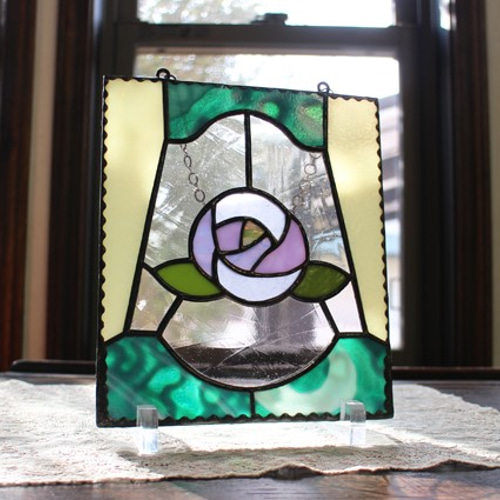 薄紫ローズのステンドグラスパネル★ラベンダー薔薇の花ガラス窓飾りチェーン付き ☆薄紫ローズのステンドグラスパネル☆ラベンダー薔薇の花ガラス