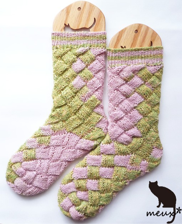 バスケット編みのソックス 桜餅～SAKURA rice-cake 手編み靴下 1枚目の画像