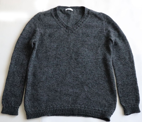 ニュアンスグレーのVネックセーター 2枚目の画像