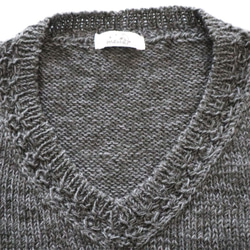 ニュアンスグレーのVネックセーター 3枚目の画像