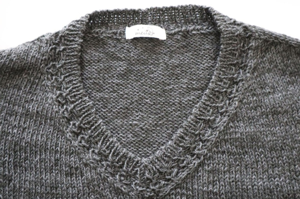 ニュアンスグレーのVネックセーター 3枚目の画像