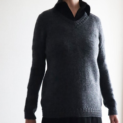 ニュアンスグレーのVネックセーター 4枚目の画像