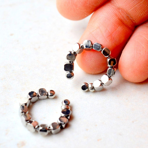 2 件套不銹鋼耳夾男女通用男士銀色錘擊金屬防過敏兼容 第3張的照片