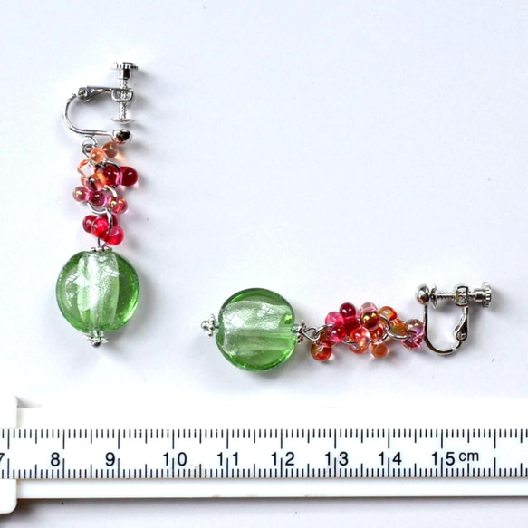 琉璃和捷克玻璃耳環綠色綠色鈦金穿孔不銹鋼手術不銹鋼耳環 第4張的照片