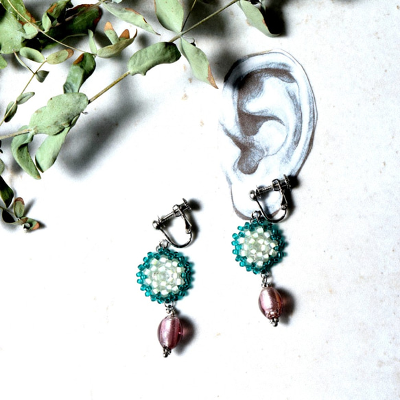 珠飾和鋁箔玻璃耳環（綠色）鈦金耳環可以更換 第3張的照片