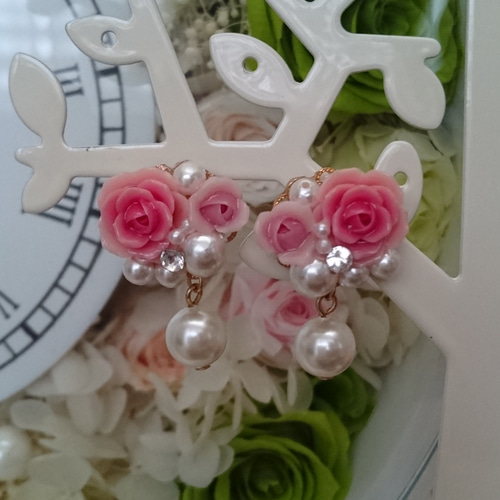 樹脂粘土で作ったピンクのバラのブーケ＊ ☆ピアスイヤリング