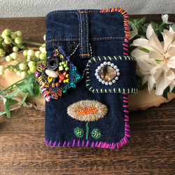 ビンテージデニムのリメイク・手帳型スマホケース ／お花の刺繍・ビーズ刺繍・天然シェルビーズ/一点物・オンリーワン 7枚目の画像