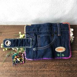 ビンテージデニムのリメイク・手帳型スマホケース ／お花の刺繍・ビーズ刺繍・天然シェルビーズ/一点物・オンリーワン 8枚目の画像