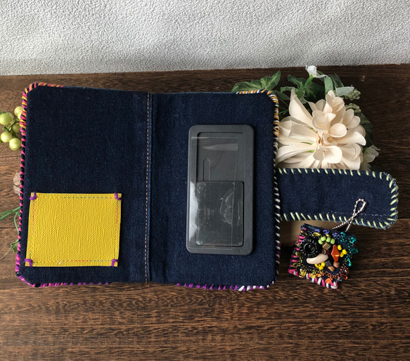 ビンテージデニムのリメイク・手帳型スマホケース ／お花の刺繍・ビーズ刺繍・天然シェルビーズ/一点物・オンリーワン 9枚目の画像