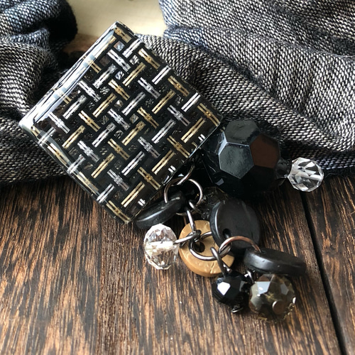 レジンヘアゴム スクエア　ブラック　ゴールド　モノトーン　バイカラー クン モノバイカラーラップ風sk カラー:ブラック