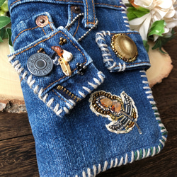 ビンテージデニムのリメイク・手帳型スマホケース ／ビーズ刺繍・天然石・水牛の角/一点物・オンリーワン・メンズライク 8枚目の画像