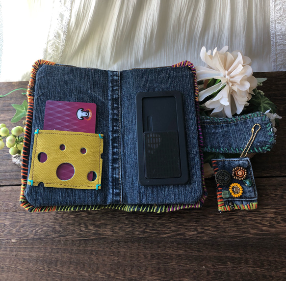 ビンテージデニムのリメイク・手帳型スマホケース ／フェザーのビーズ刺繍・天然石・マザーオブパール/一点物・オンリーワン 4枚目の画像