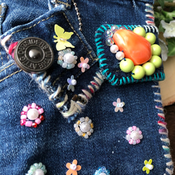 ビンテージデニムのリメイク・手帳型スマホケース ／お花の刺繍・ビーズ刺繍・カラフルキュート/一点物・オンリーワン・ギフト 2枚目の画像