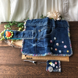 ビンテージデニムのリメイク・手帳型スマホケース ／お花の刺繍・ビーズ刺繍・カラフルキュート/一点物・オンリーワン・ギフト 5枚目の画像