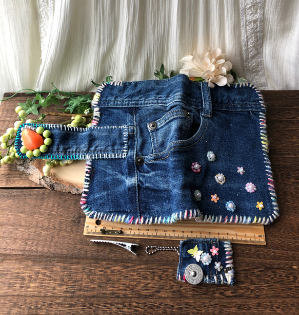 ビンテージデニムのリメイク・手帳型スマホケース ／お花の刺繍・ビーズ刺繍・カラフルキュート/一点物・オンリーワン・ギフト 5枚目の画像