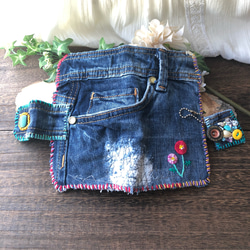 ビンテージデニムのリメイク・手帳型スマホケース ／お花の刺繍・ビーズ刺繍・カラフルキュート/一点物・オンリーワン・ギフト 9枚目の画像