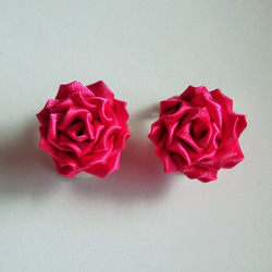 《一点物》ピンク　ミニバラ　イヤリング　ローズピンク　光沢感　サテン　コスプレ　バラ　花 1枚目の画像