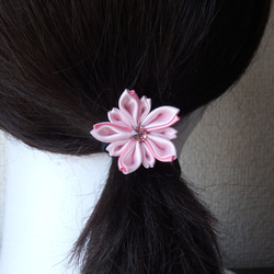 《一点物》サテン 桜 ヘアゴム 薄ピンク かわいい きれいめ  ピンク 華やか 上品　2色　光沢感 1枚目の画像