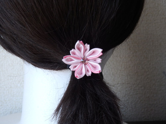 《一点物》サテン 桜 ヘアゴム 薄ピンク かわいい きれいめ  ピンク 華やか 上品　2色　光沢感 1枚目の画像