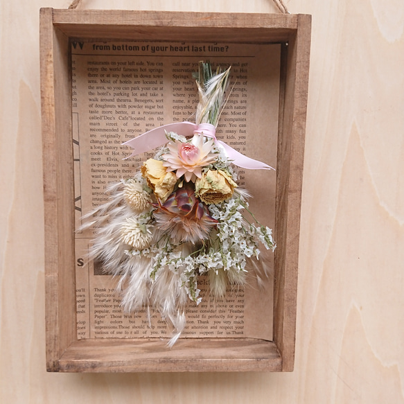 プルモサスとパンパスグラスのナチュラルスワッグボックスアレンジ