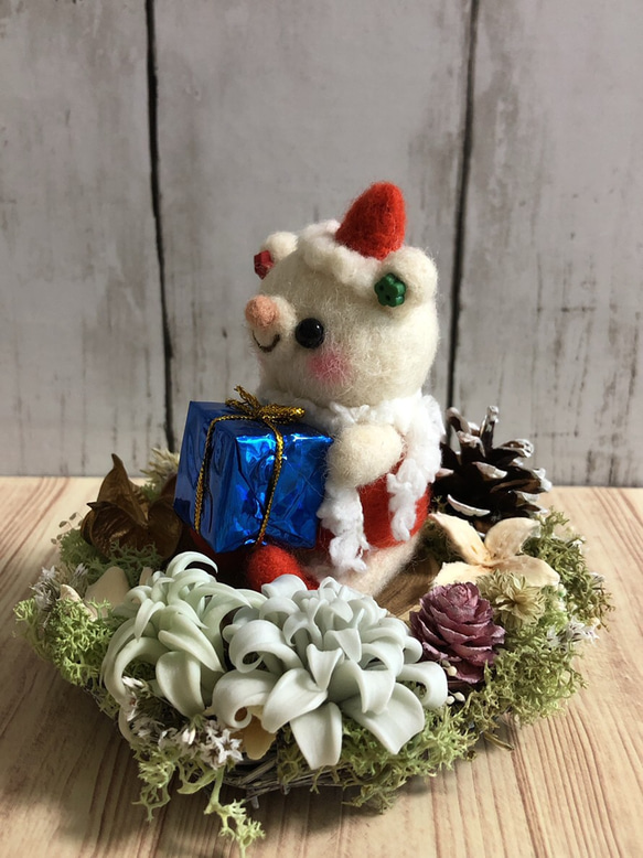 【送料無料】くまちゃんサンタのプレゼントとミニリース《置き型》 2枚目の画像
