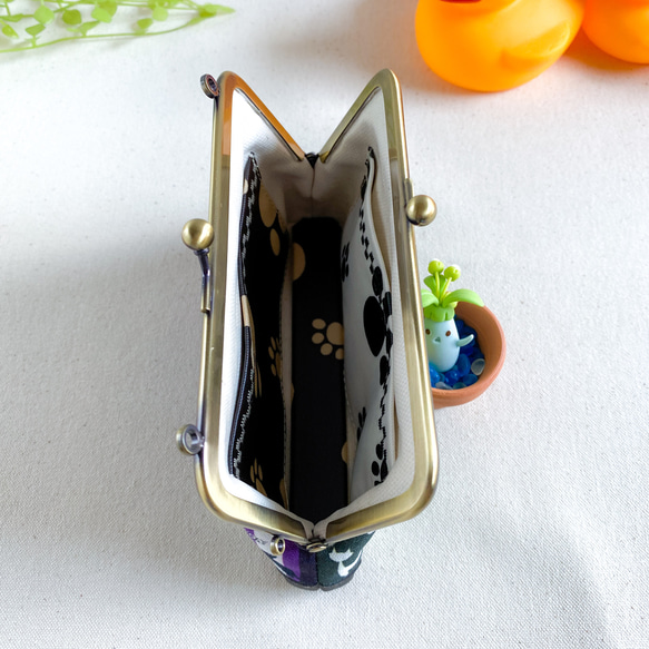 がま口ポーチ 影猫 オリーブ紫　刺繡持ち手付き 6枚目の画像