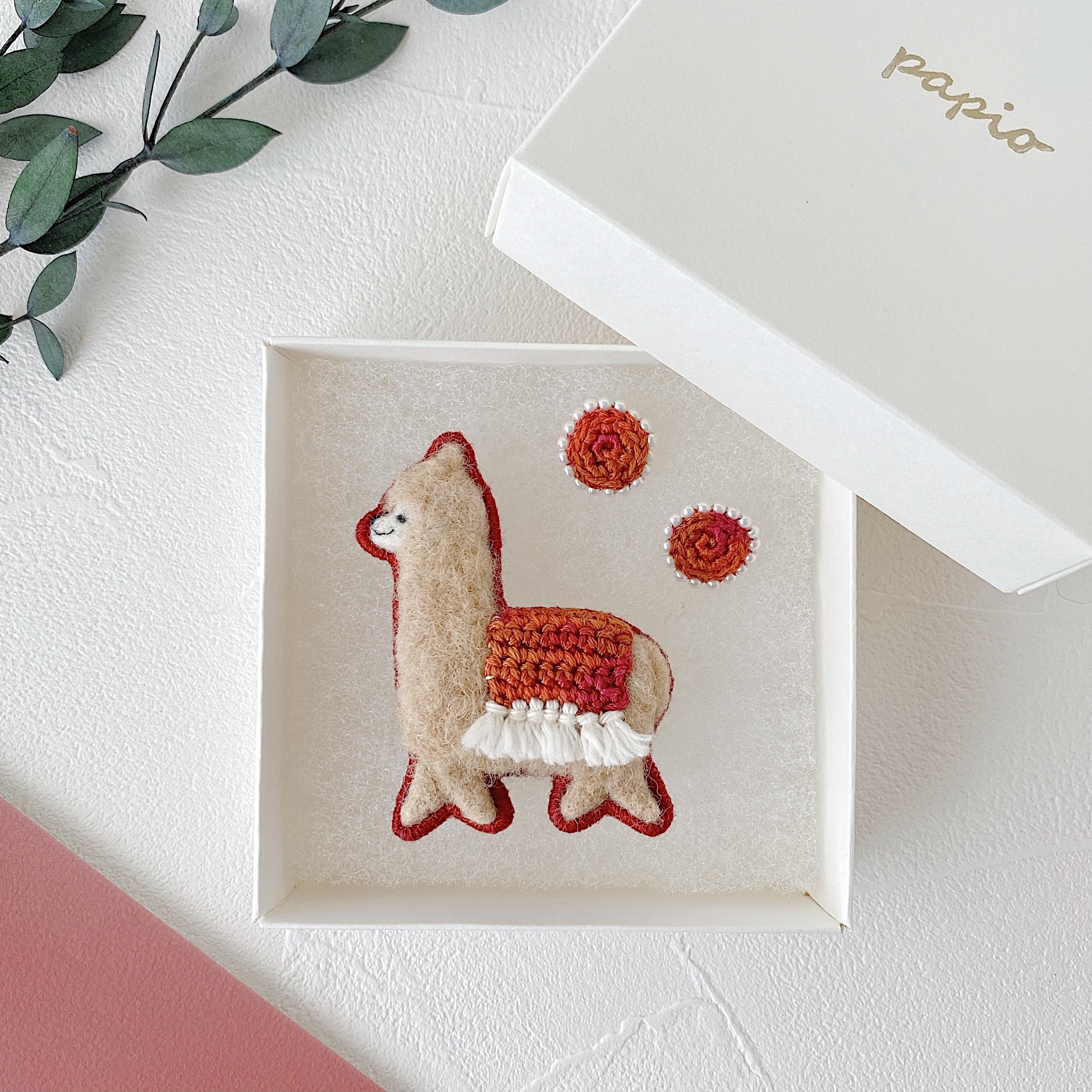 アルパカブローチ × サークルパール耳飾りのリンクコーデ［ベージュ × もみじ］