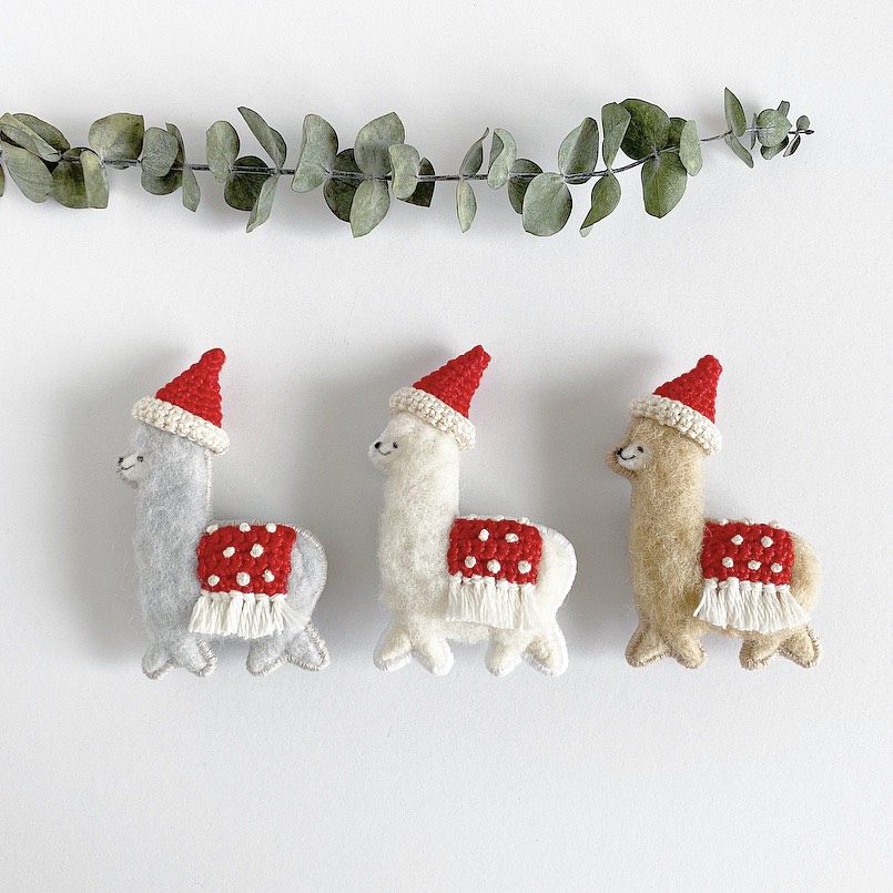 ルンルンアルパカブローチ white × サンタクロース