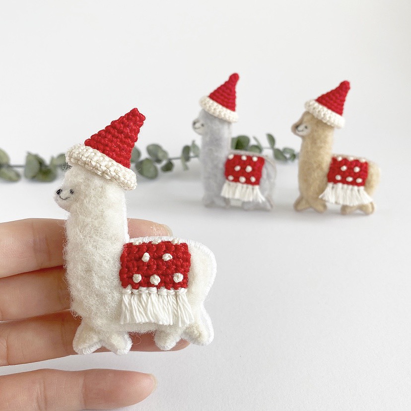 ルンルンアルパカブローチ white × サンタクロース