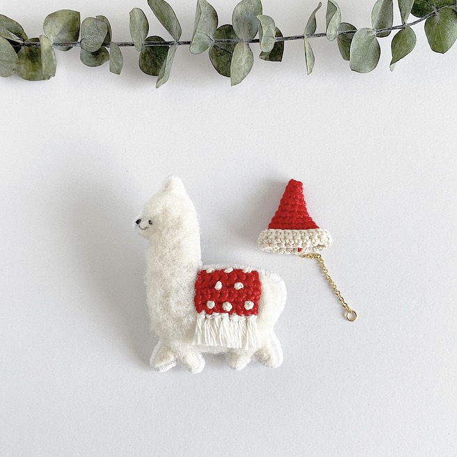 ルンルンアルパカブローチ white × サンタクロース