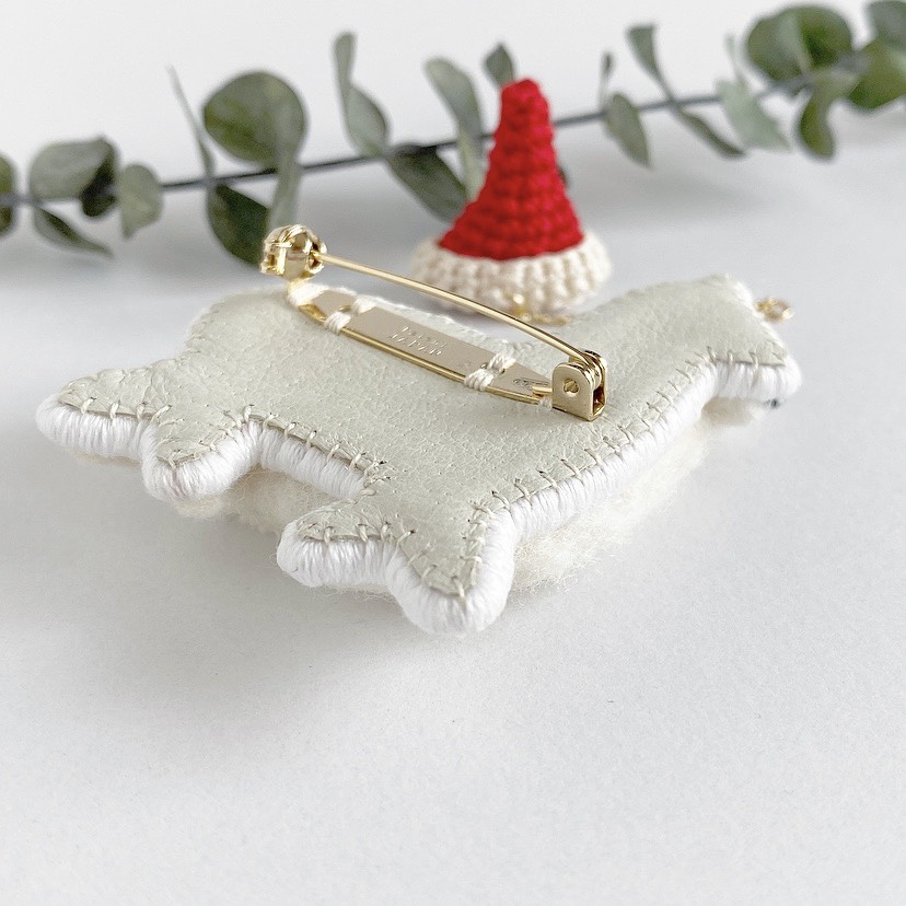 ルンルンアルパカブローチ white × サンタクロース
