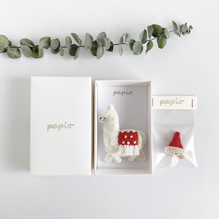 ルンルンアルパカブローチ white × サンタクロース