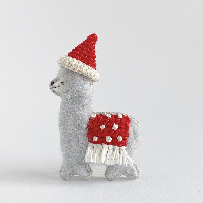 ルンルンアルパカブローチ gray × サンタクロース