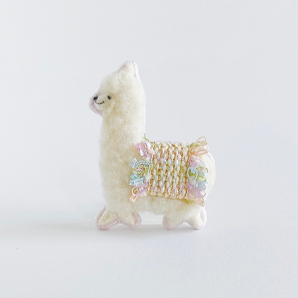 Runrun 羊駝胸針 白色 × 粉彩緞帶 第1張的照片
