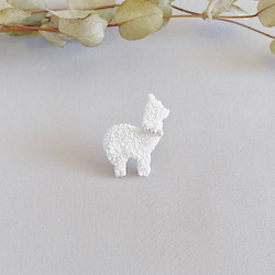 もこもこアルパカ刺繍 ピンブローチwhite （横向き・右向き） 1枚目の画像