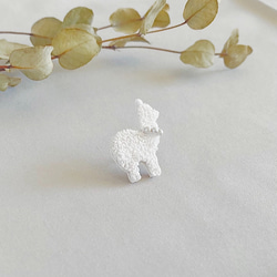 もこもこアルパカ刺繍 ピンブローチwhite （横向き・右向き） 2枚目の画像