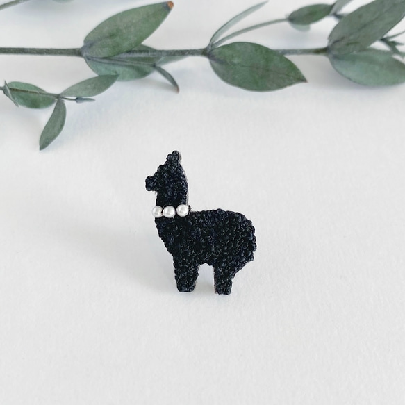 もこもこアルパカ刺繍 ピンブローチ black（横向き・左向き） 1枚目の画像