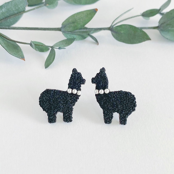 もこもこアルパカ刺繍 ピンブローチ black（横向き・左向き） 5枚目の画像