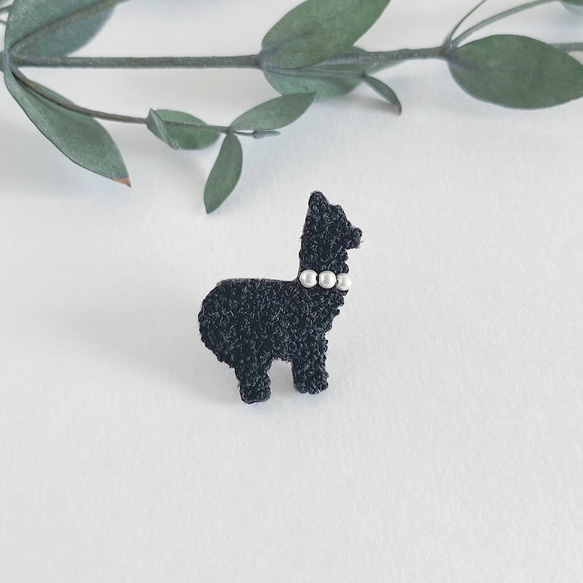 もこもこアルパカ刺繍 ピンブローチ black （横向き・右向き） 1枚目の画像